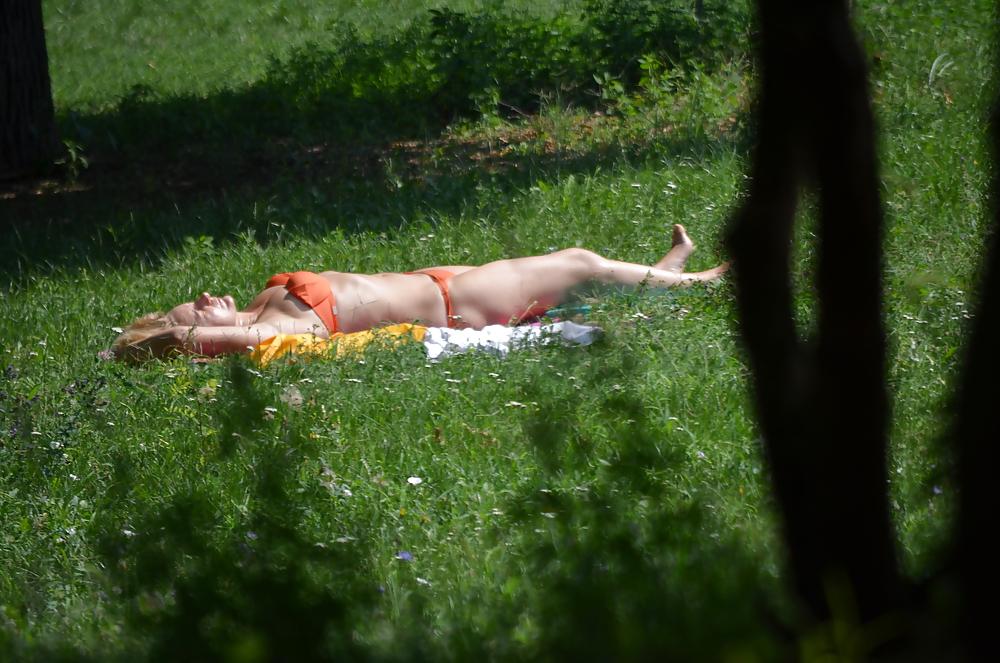 25P Milf to sunbathe in the park