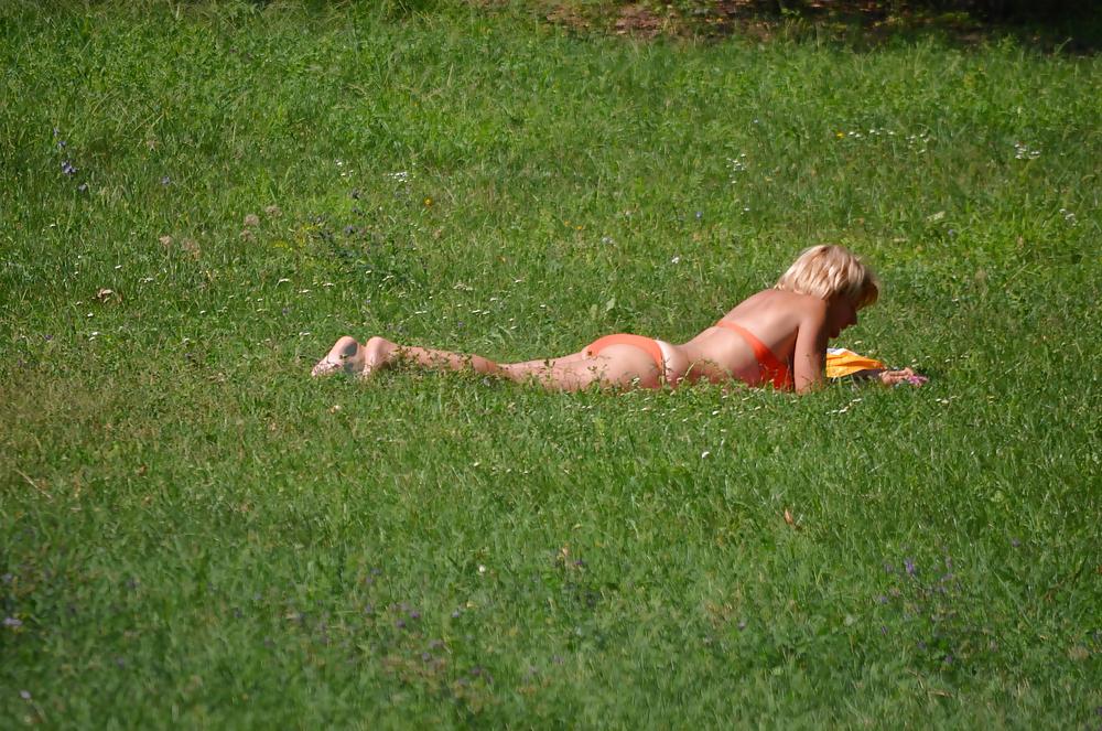 25P Milf to sunbathe in the park