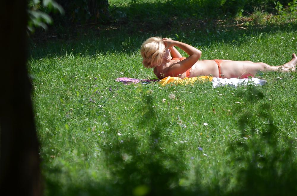 25P Milf to sunbathe in the park