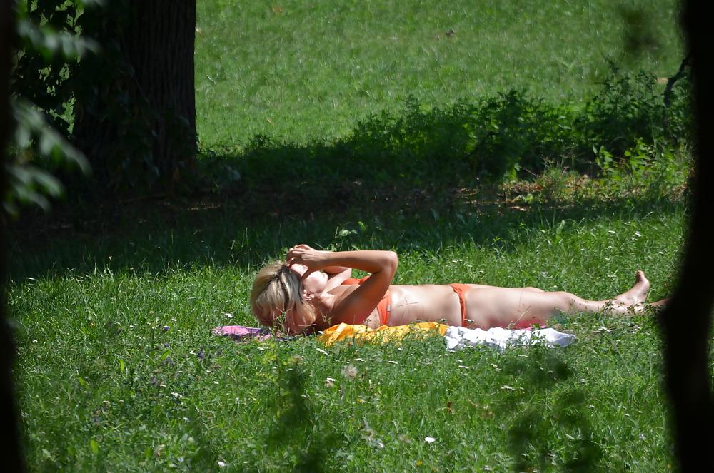 25P Milf to sunbathe in the park
