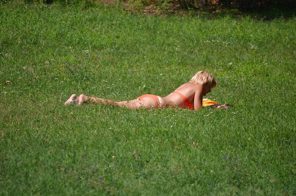 25P Milf to sunbathe in the park