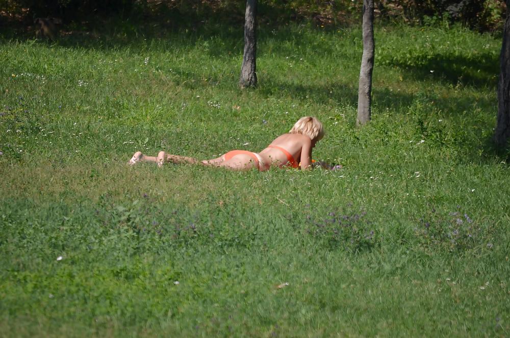 25P Milf to sunbathe in the park