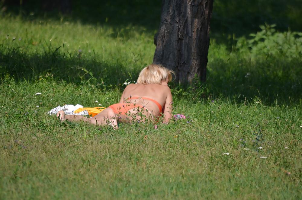 25P Milf to sunbathe in the park