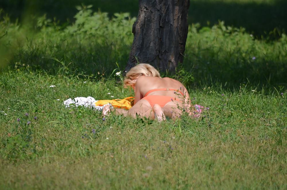 25P Milf to sunbathe in the park