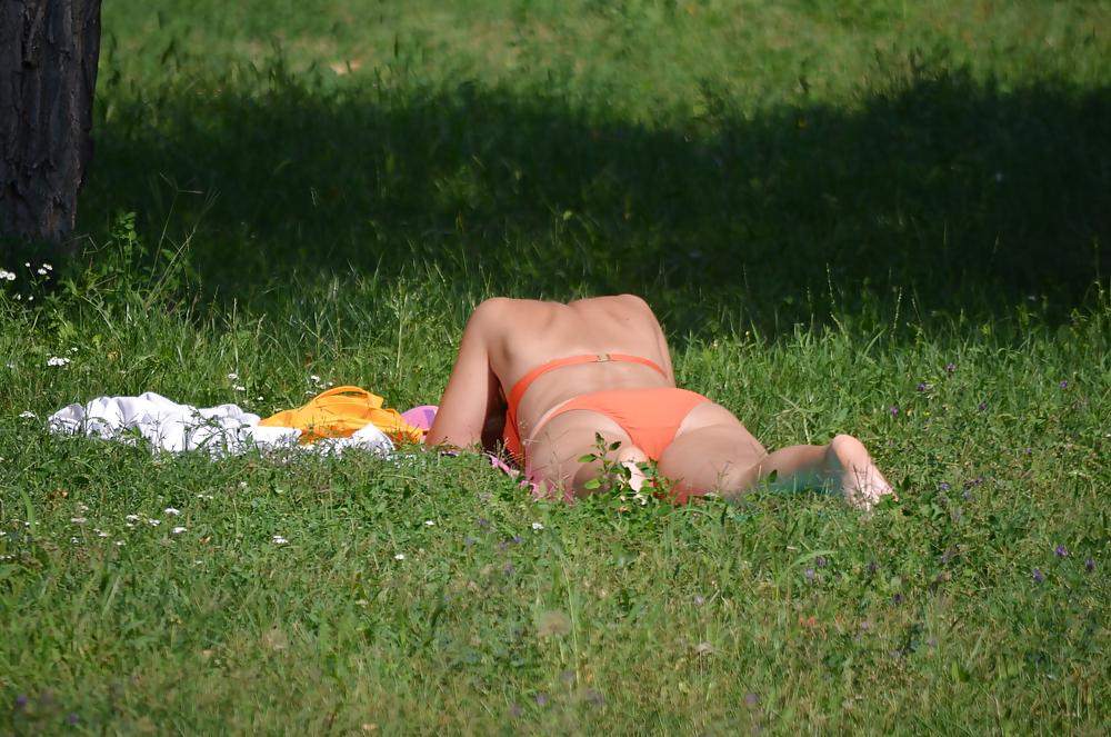 25P Milf to sunbathe in the park