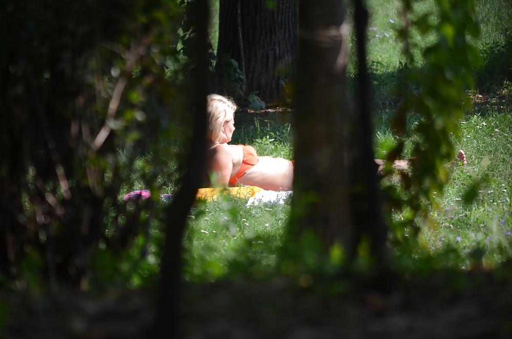 25P Milf to sunbathe in the park
