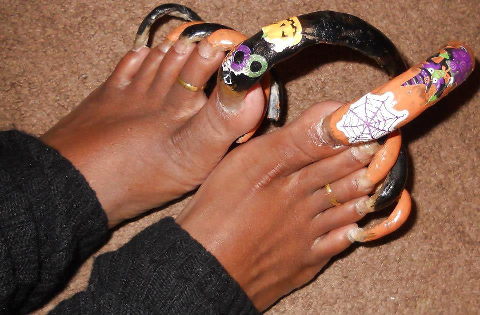 18P Long toenails pics