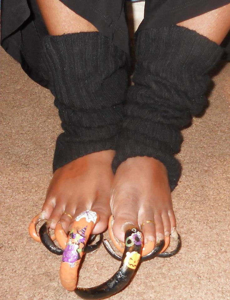 18P Long toenails pics