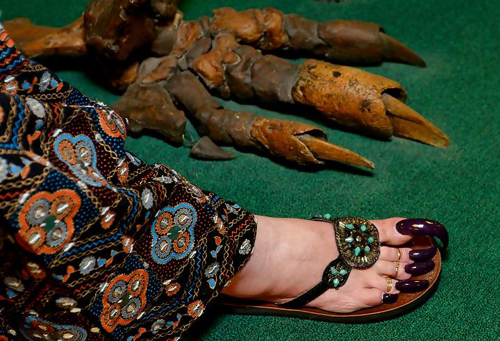 18P Long toenails pics