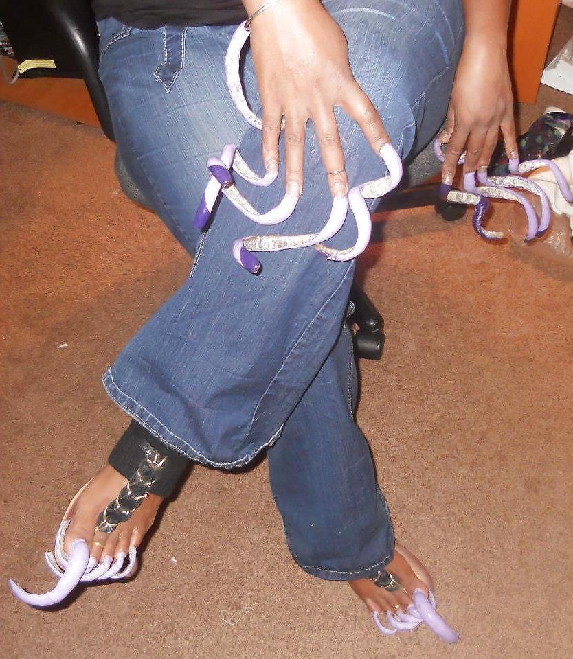 18P Long toenails pics