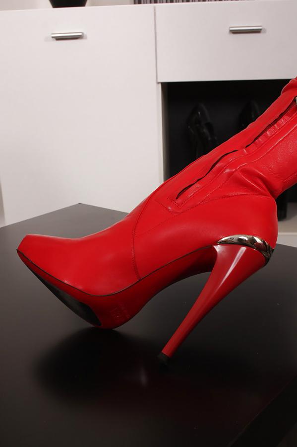 11P Lady Victoria Valente - Leather Mistress