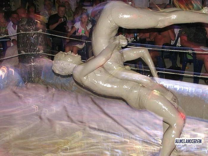 25P Female mud wrestling