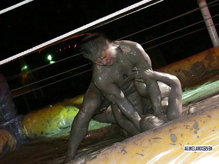 25P Female mud wrestling