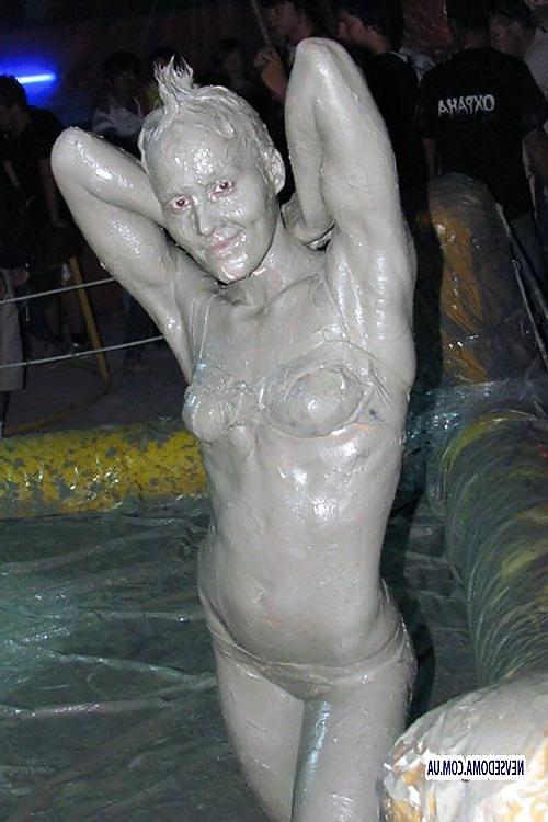 25P Female mud wrestling