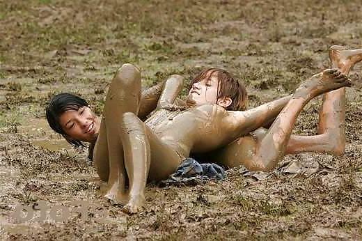 25P Female mud wrestling