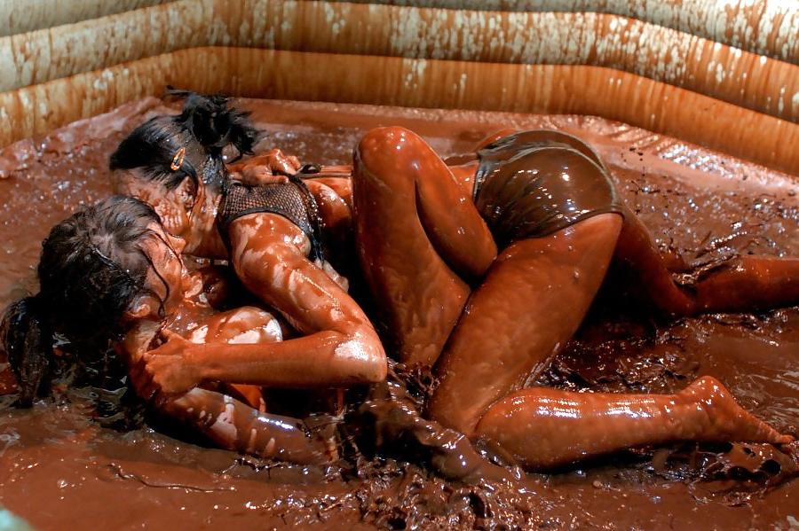 25P Female mud wrestling