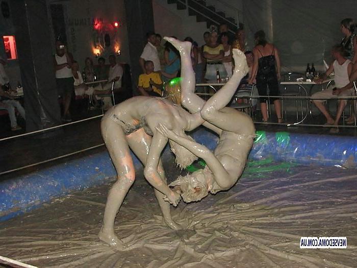 25P Female mud wrestling