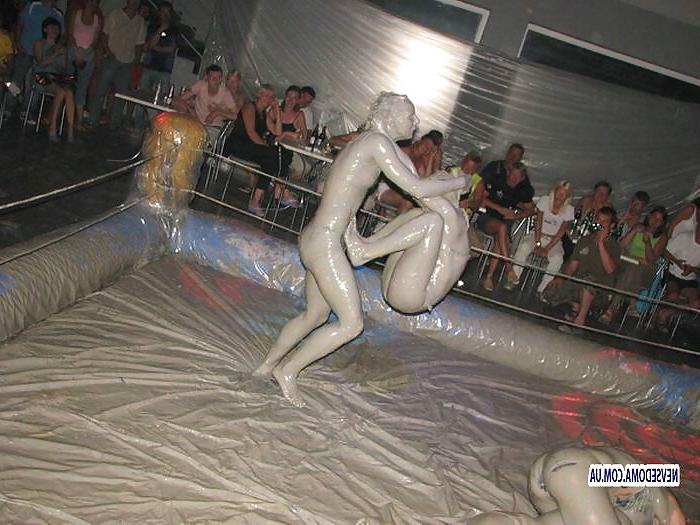 25P Female mud wrestling