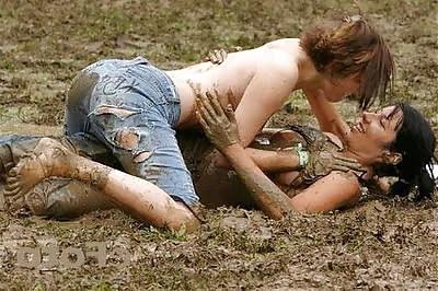 25P Female mud wrestling