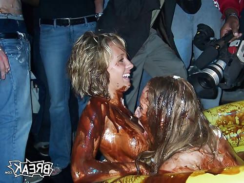 25P Female mud wrestling