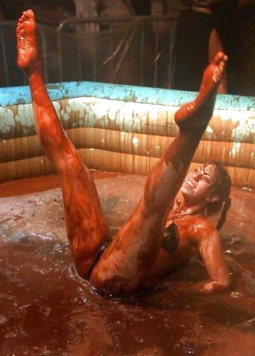 25P Female mud wrestling