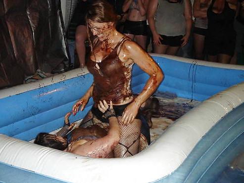 25P Female mud wrestling