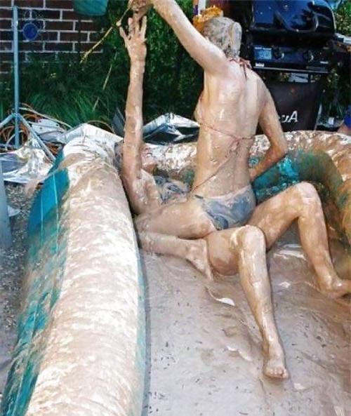 25P Female mud wrestling