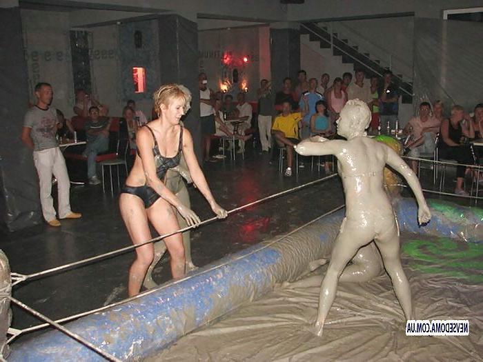 25P Female mud wrestling