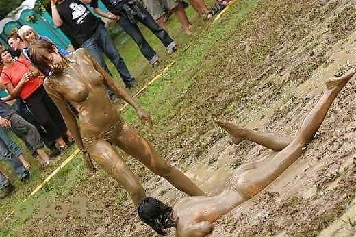 25P Female mud wrestling