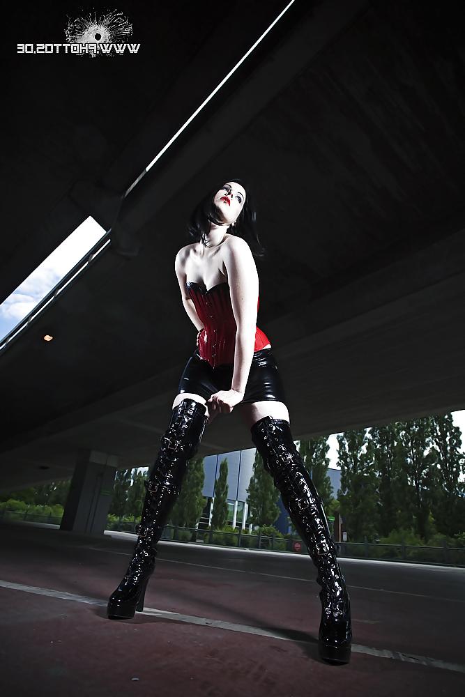 25P Beautiful gothic fetish girl in latex and leather outfits