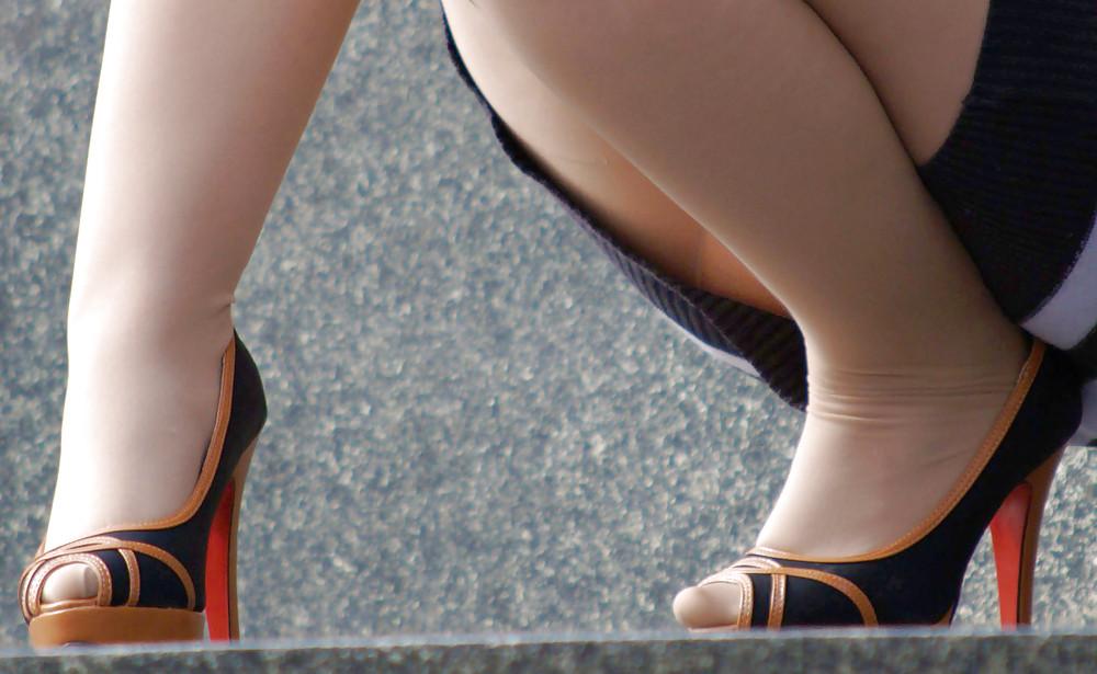 25P In The Streets 085 - Shoot At The Fountain (Upskirts&Legs)