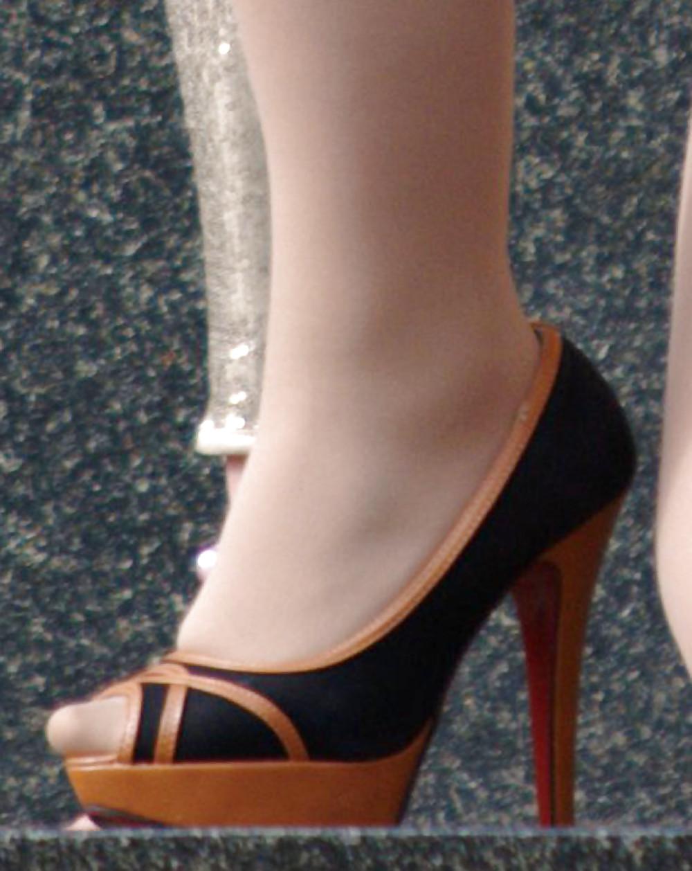 25P In The Streets 085 - Shoot At The Fountain (Upskirts&Legs)
