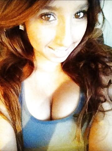 25P My friend non nude MILF self shots