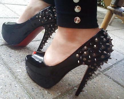 20P Ballbusting High Heels
