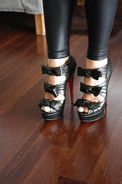 20P Ballbusting High Heels