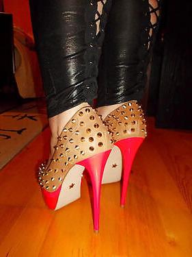 20P Ballbusting High Heels