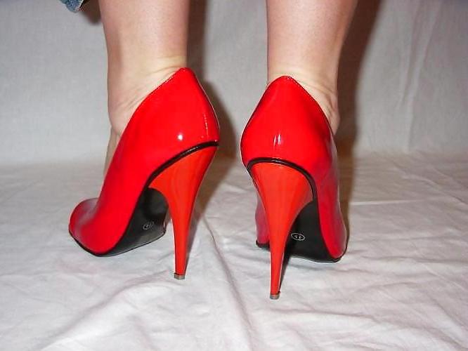 20P Ballbusting High Heels