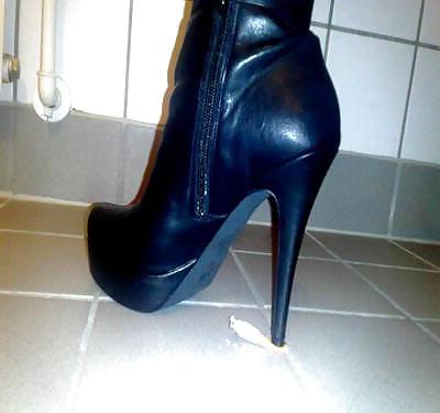 20P Ballbusting High Heels