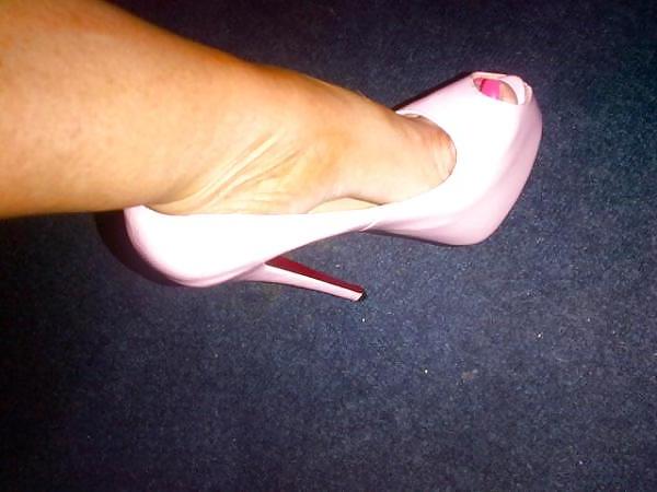20P Ballbusting High Heels