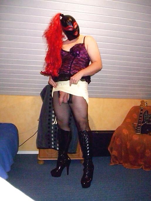 25P Nyloned slaves (M & F) 2