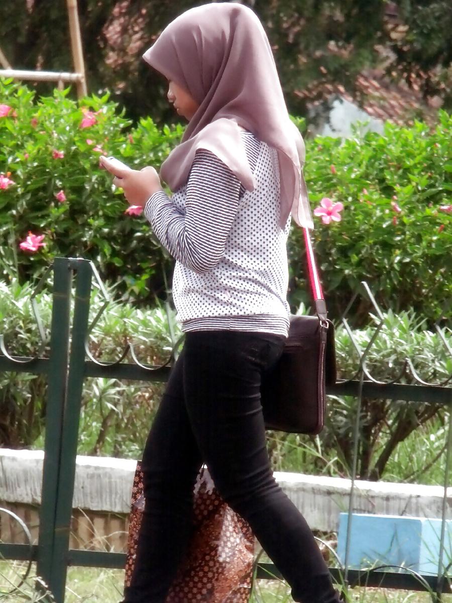 4P Sexy Girl in Hijab & Tight Jeans