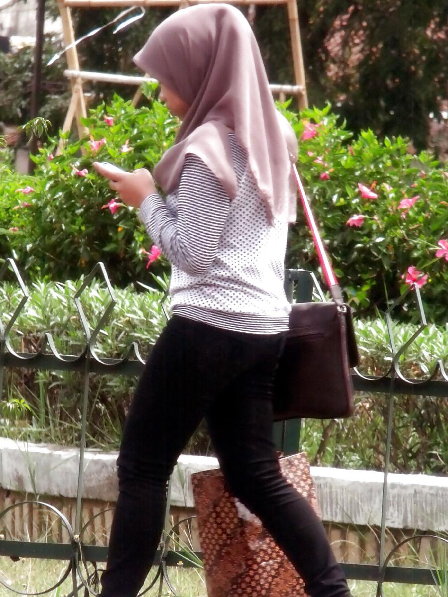 4P Sexy Girl in Hijab & Tight Jeans