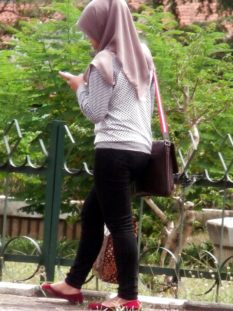 4P Sexy Girl in Hijab & Tight Jeans