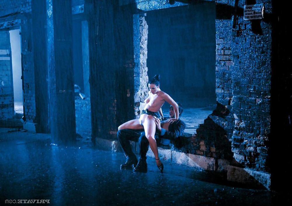 15P Laura Angel fucked under the rain