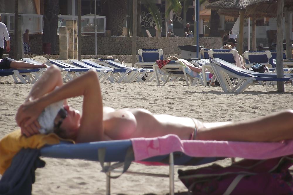 25P Holiday Voyeur