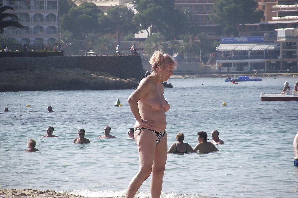 25P Holiday Voyeur