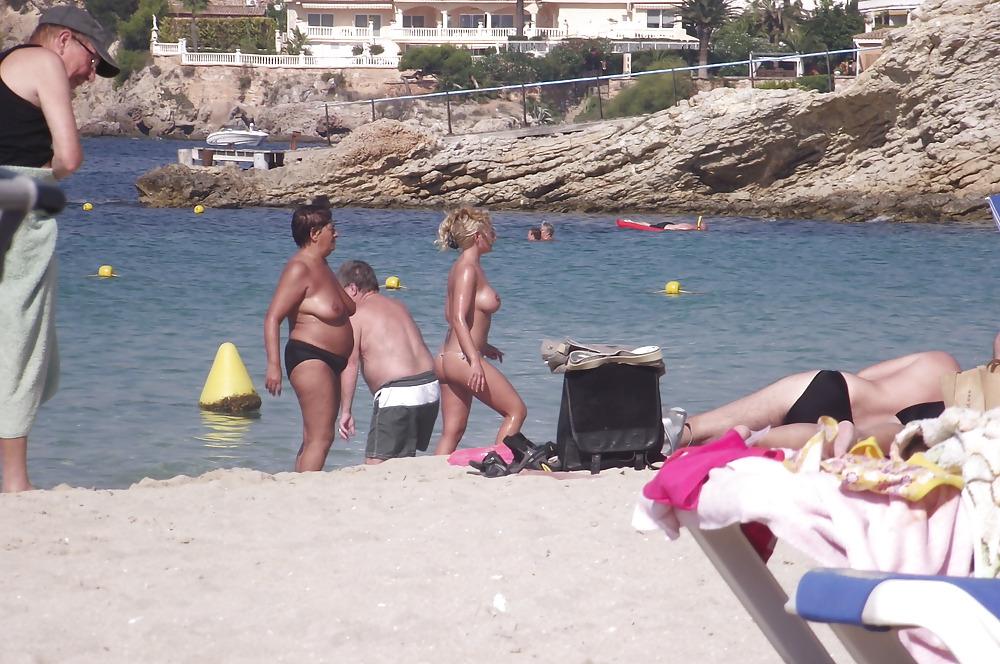 25P Holiday Voyeur