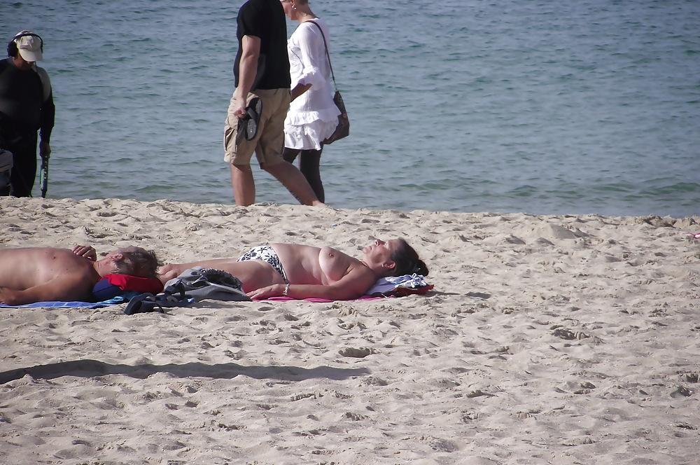 25P Holiday Voyeur