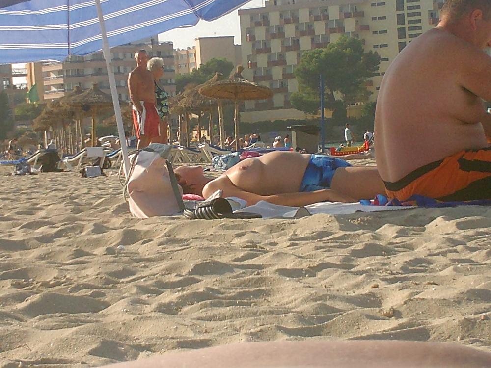 25P Holiday Voyeur