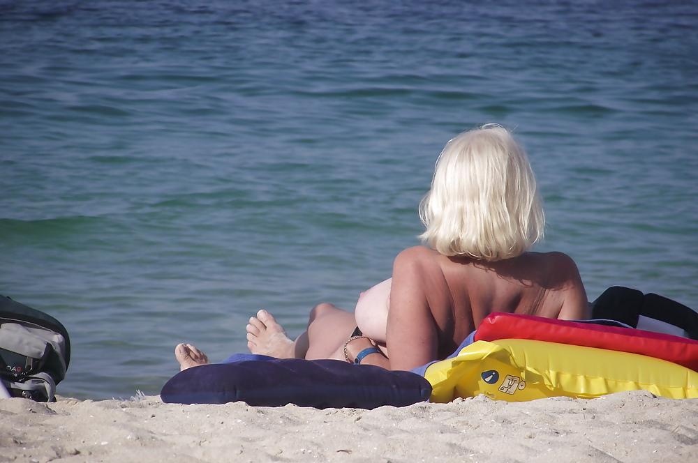 25P Holiday Voyeur